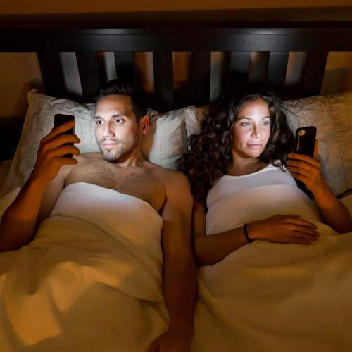 Reasons-Your-Smartphone-Could-Be-Ruining-Your-Relationship-3