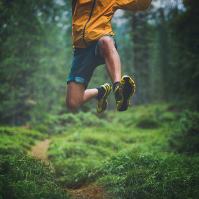 trail-running-jump